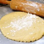 Focaccia con capperi, acciughe e cipolle