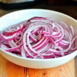Focaccia con capperi, acciughe e cipolle