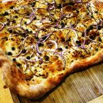 Focaccia con capperi, acciughe e cipolle