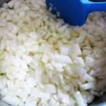 Focaccia con cipolle e olive nere