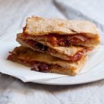 Focaccia con cipolle e olive nere