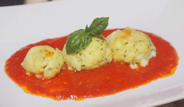 Gnocchi di semolino con salsa di basilico