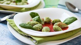 Piatto di Gnocchi verdi al pomodoro
