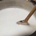 Sciogliete il lievito nel latte tiepido