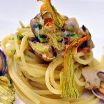 Spaghetti con vongole, scorfano e zucchine