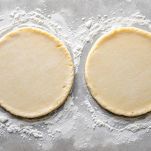 2 dischi uguali di pasta frolla