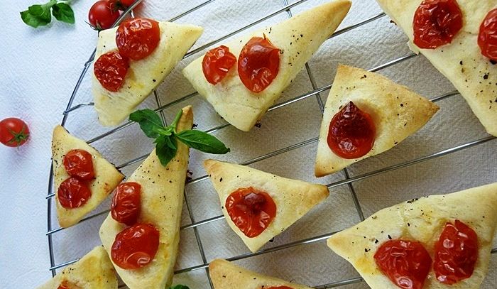 Triangolini con pomodori ciliegia