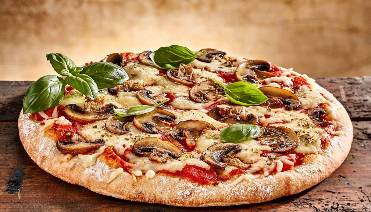 Ricetta Pizza ai funghi - Le Ricette di Buonissimo