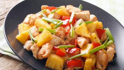 Pollo con ananas, peperoni e anacardi