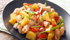 Pollo con ananas, peperoni e anacardi