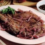 Costatine all’aglio e cipolle