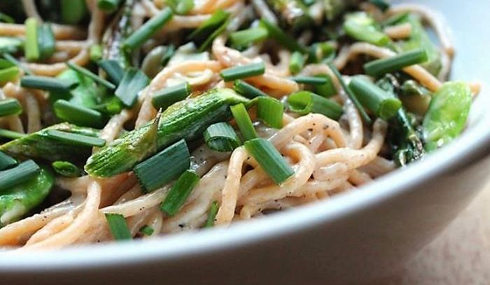 Pasta primavera con piselli, fave, asparagi e fagiolini