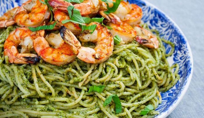 Bavette con gamberi e pesto
