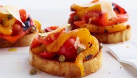 Bruschetta peperoni e pomodoro