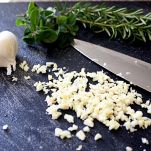 Costolette di agnello alla griglia con erbe aromatiche