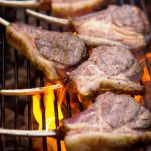 Costolette di agnello alla griglia con erbe aromatiche