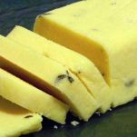 Crostoni di polenta con fontina, acciughe e peperoni