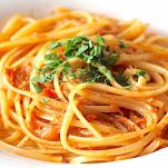 Pasta con tonno, capperi e acciughe