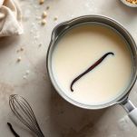 latte con stecco di vaniglia