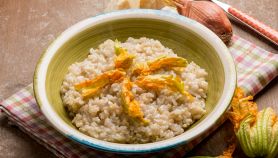 Risotto giallo con petali sopra