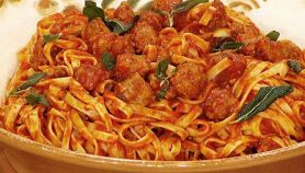 Tagliatelle con sugo di salsiccia