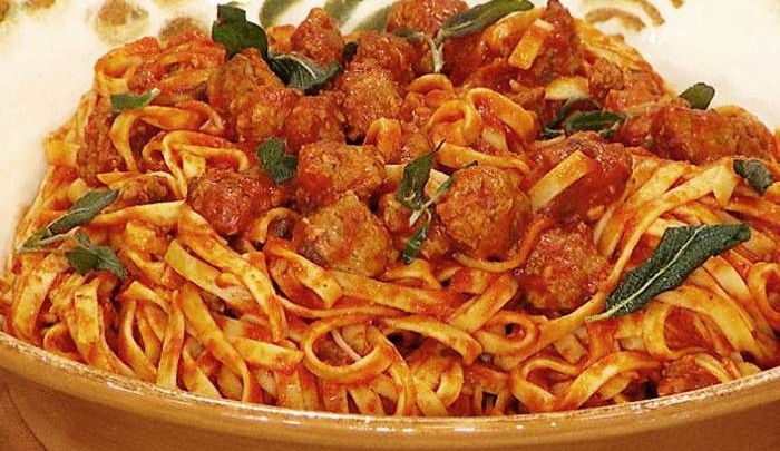 Tagliatelle con sugo di salsiccia
