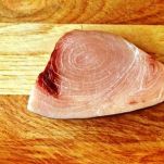 Tranci di pesce spada marinati alle erbe