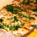 Tranci di pesce spada marinati alle erbe