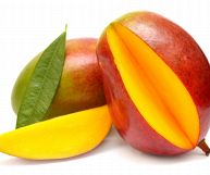 Due manghi, uno senza uno spicchio; la buccia è rossastra tendente al verde, l’interno di un giallo intenso tendente all’arancione; lo sfondo è bianco