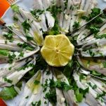 Acciughe crude agli agrumi