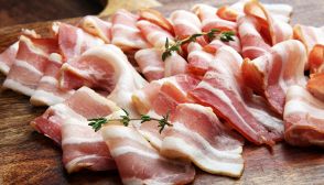 Numerose fette di pancetta tesa le une accanto alle altre; la parte lipidica, di colore bianco latte, si alterna alla parte più proteica, quasi rossa