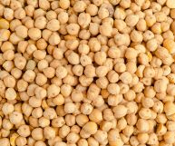 Una distesa di ceci essiccati, lisci e tondeggianti, con inquadratura dall'alto