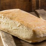 Una forma di taleggio con occhi molto piccoli, fondente nel sottocrosta, più consistente e friabile al centro; la crosta è rosata, la pasta paglierina