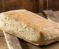 Una forma di taleggio con occhi molto piccoli, fondente nel sottocrosta, più consistente e friabile al centro; la crosta è rosata, la pasta paglierina