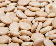 Cicerchie secche e senza baccello che necessitano di ore di ammollo prima di essere utilizzate come ingrediente base di minestre o in abbinamento alla pasta