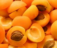 Albicocche tagliate a metà dalla pelle liscia e senza ammaccature, alcune con osso; possono essere mangiate o impiegate per preparare una marmellata