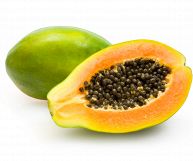 Davanti, una metà di papaya dalla polpa arancione e l'interno caratterizzato da piccoli semi scuri; dietro una papaya intera con buccia verde chiaro