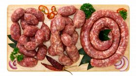 Varie tipologie di salsiccia: da quelle corte legate con spago a quelle più lunghe e dal diametro ridotto, da quelle fresche a quelle stagionate