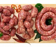 Varie tipologie di salsiccia: da quelle corte legate con spago a quelle più lunghe e dal diametro ridotto, da quelle fresche a quelle stagionate