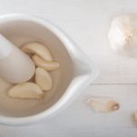 Mortaio con aglio da pestare
