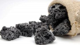 Come preparare a casa lo sfiziosissimo carbone dolce della Befana