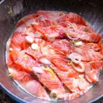 Carpaccio di salmone all’erba cipollina