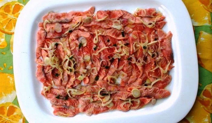 Carpaccio di salmone all'erba cipollina