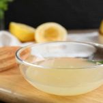 Ciotolina di vetro con succo di limone