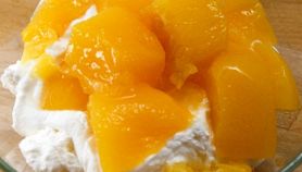 Coppe alle pesche sciroppate