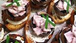 Crostini con funghi e filetto di cinghiale