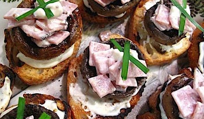 Crostini con funghi e filetto di cinghiale