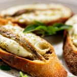 Crostini di provatura ed alici