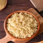 Tagliere con ciotola piena di cuscus