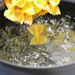 Farfalle con gorgonzola, noci e pere